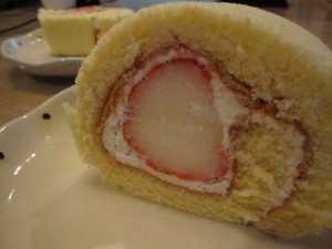 ももいちご　もも　いちご　ももいちごロール　ももいちごロールケーキ　ももいちごケーキ　ケーキ　お菓子　タンポポ　